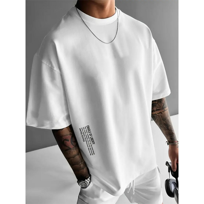 💥👕 LOSE FIT – VOLLE BEWEGUNGSFREIHEIT. Kurzarm-Shirt für Männer. Urban Style, atmungsaktiv & alltagstauglich. Ob Stadt, Couch oder Café – du siehst immer gut aus. ⚡🌆