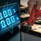 ⚡ Diagnose in Sekunden statt Minuten: Spannung & Strom gleichzeitig ablesen – ganz ohne Multimeter-Messbereich raten.